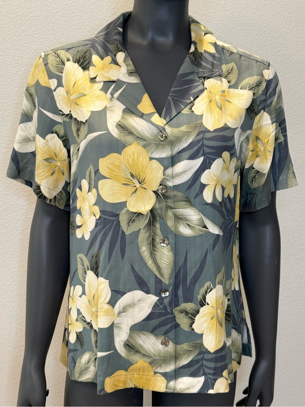 Vintage Tommy Bahama 100% Silk Tropical Floral Camp Shirt Women’s size M